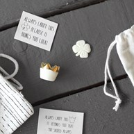 Lyckoamulett i porslin