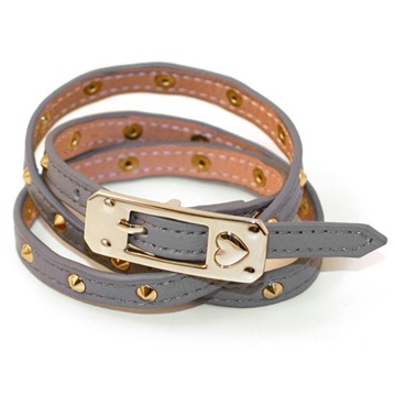Läderarmband med nitar